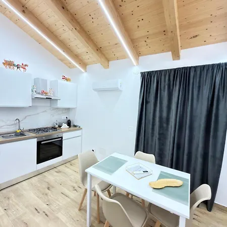 Three Diamonds House アパート カターニア